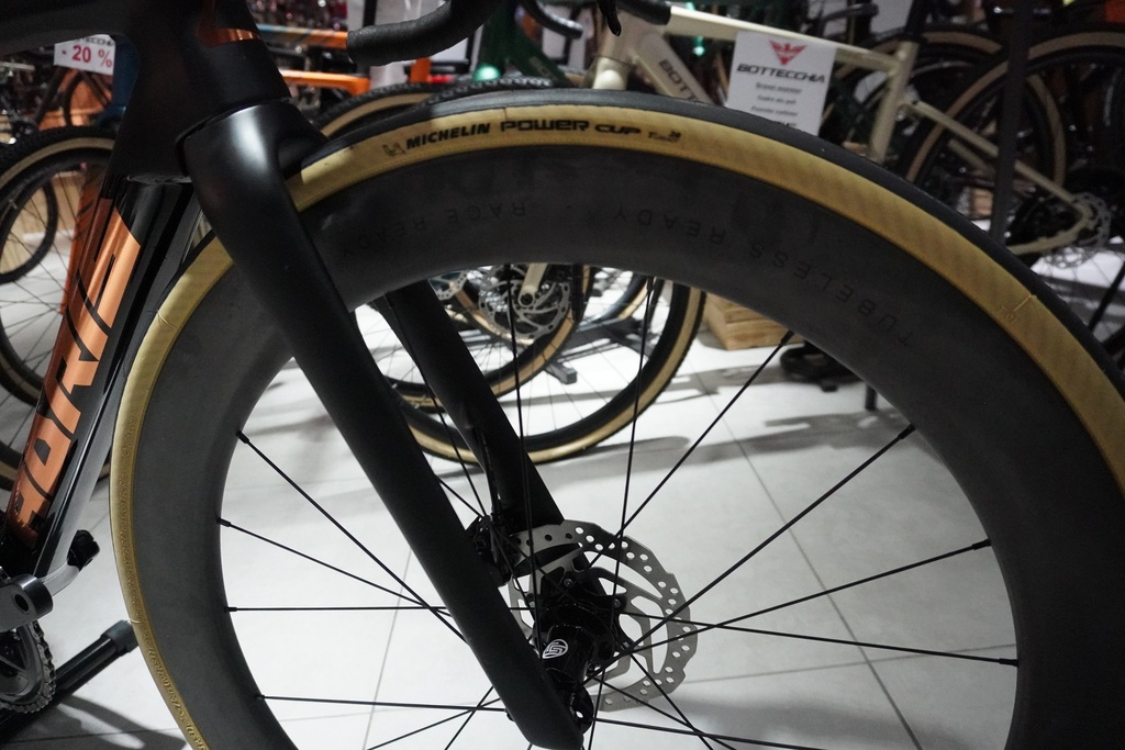 Adris Le Vitesse Shimano 105 DI2 2x 12v - cockpit isaac