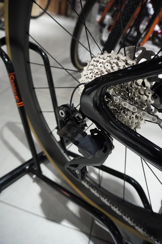 Adris Le Vitesse Shimano 105 DI2 2x 12v - cockpit isaac