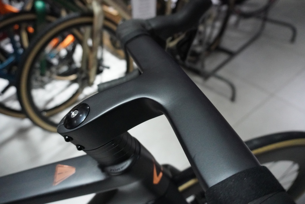 Adris Le Vitesse Shimano 105 DI2 2x 12v - cockpit isaac