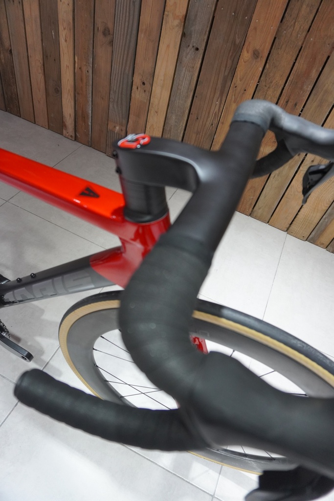 Adris Le Vitesse Shimano 105 DI2 2x 12v - cockpit isaac