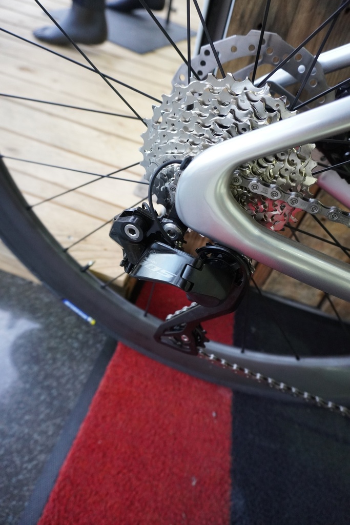 Adris Le performance S2 Black/Ouragan Shimano 105 DI2 2x 12v