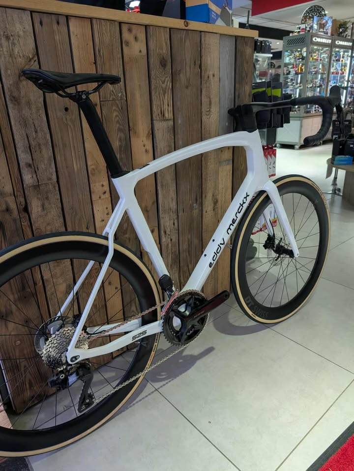 Eddy Merckx 525 Disc Shimano 105 Di2 LTD PROMO