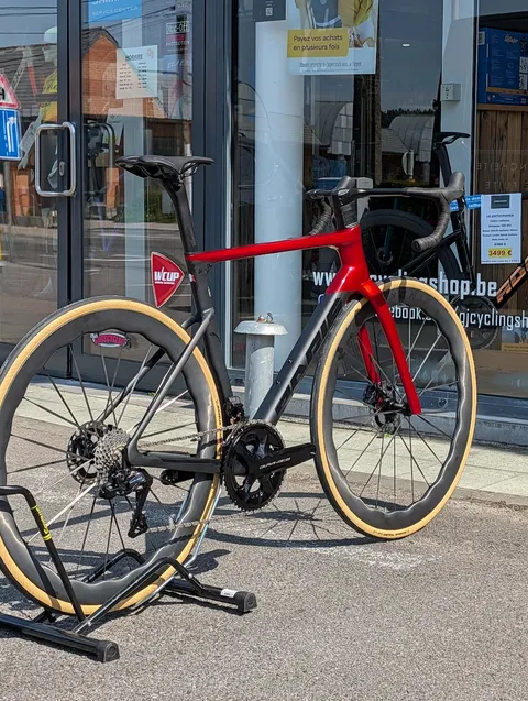 Adris Le Performance S2 Dura-Ace Di2 Ikonik AXP4 Wave Rouge Volcanique