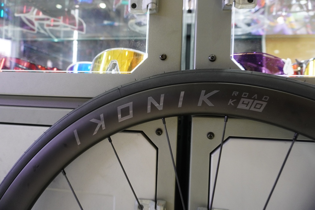 Paire de roues Ikonik K40 carbone + pneus 