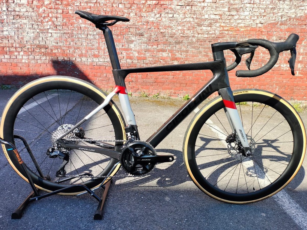 Cipollini Bond Evo DB Carbon Silver Red Metal 105 Di2 + Alanera + 105 Di2 + C46 Taille M