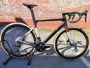 Cipollini Bond Evo DB Carbon Silver Red Metal 105 Di2 + Alanera + 105 Di2 + C46 Taille M