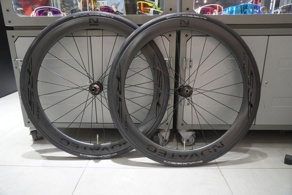 Novatec Entity 50mm + Schwalbe One