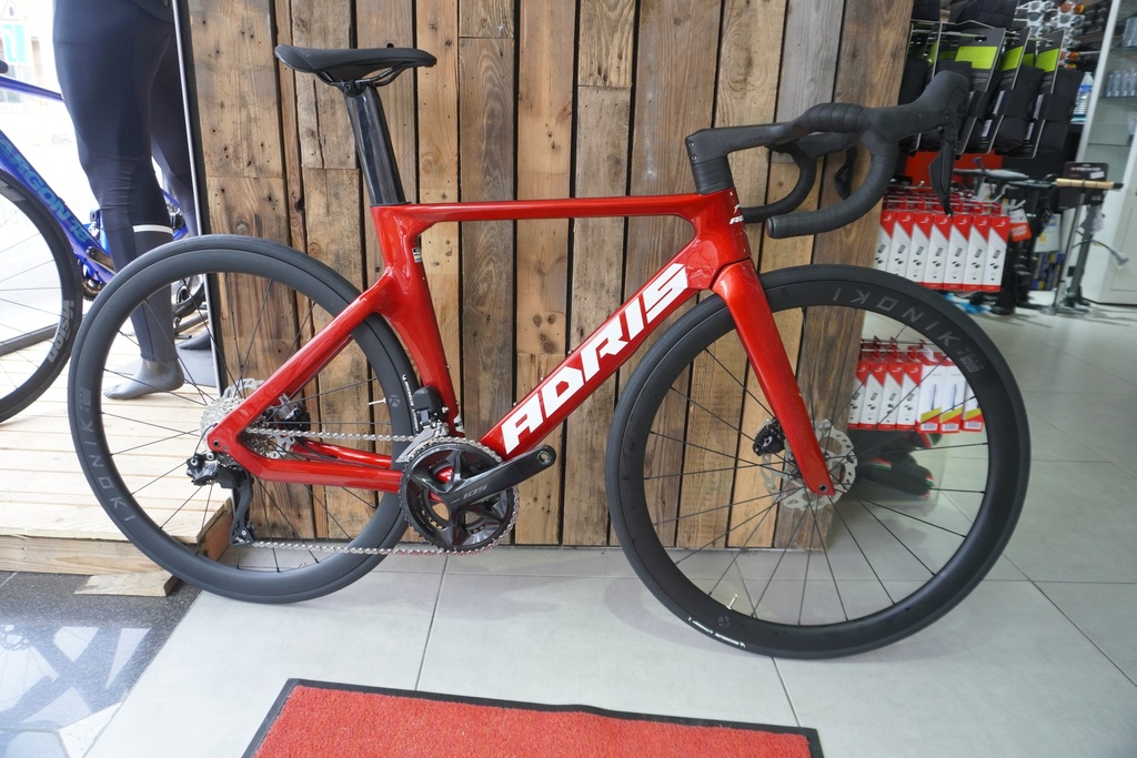 Adris Le Vitesse Shimano 105 Di2 Rouge Saphire Roues Carbone