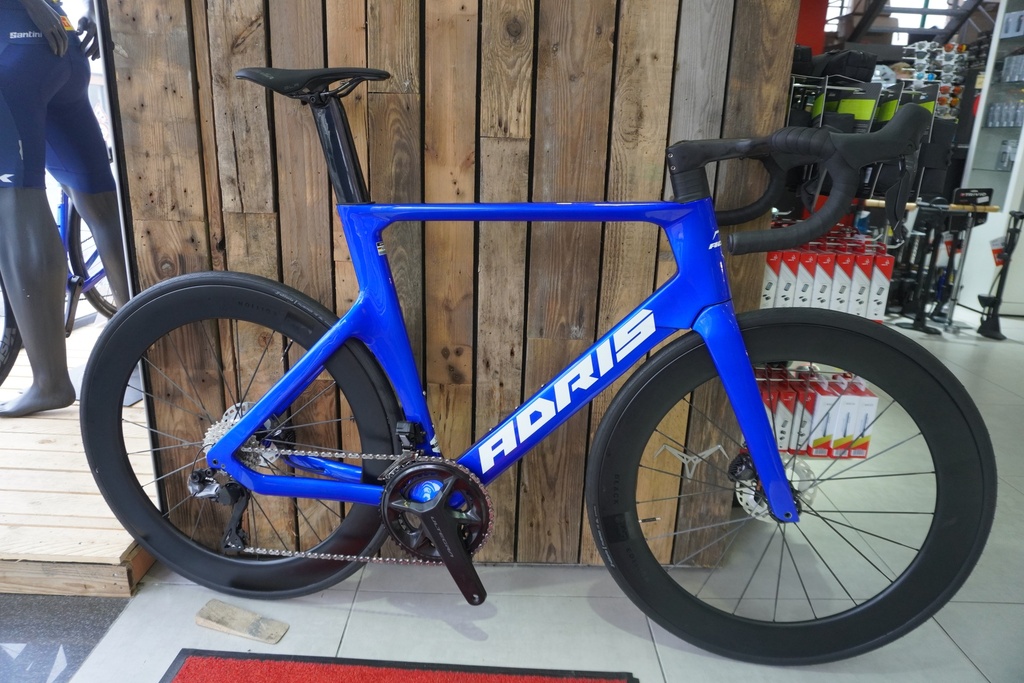 Adris Le Vitesse Bleu Shimano Ultegra Di2 2x 12v + Roues carbone Lun Hyper 