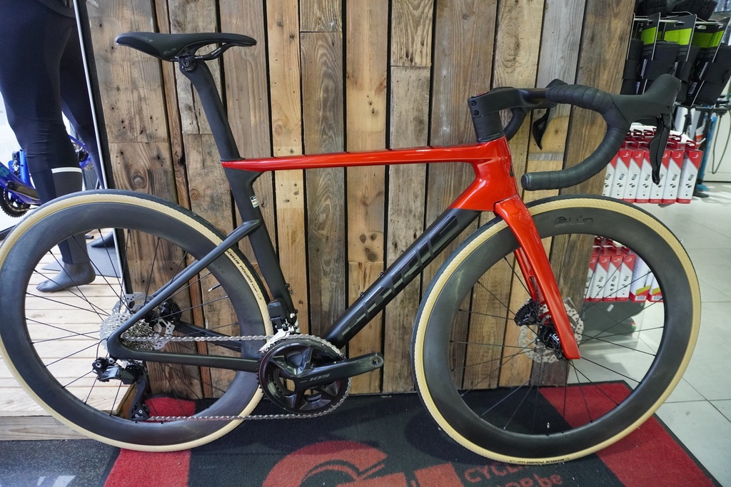 Adris Le performance S2 Black/Vulcano Shimano 105 DI2 2x 12v