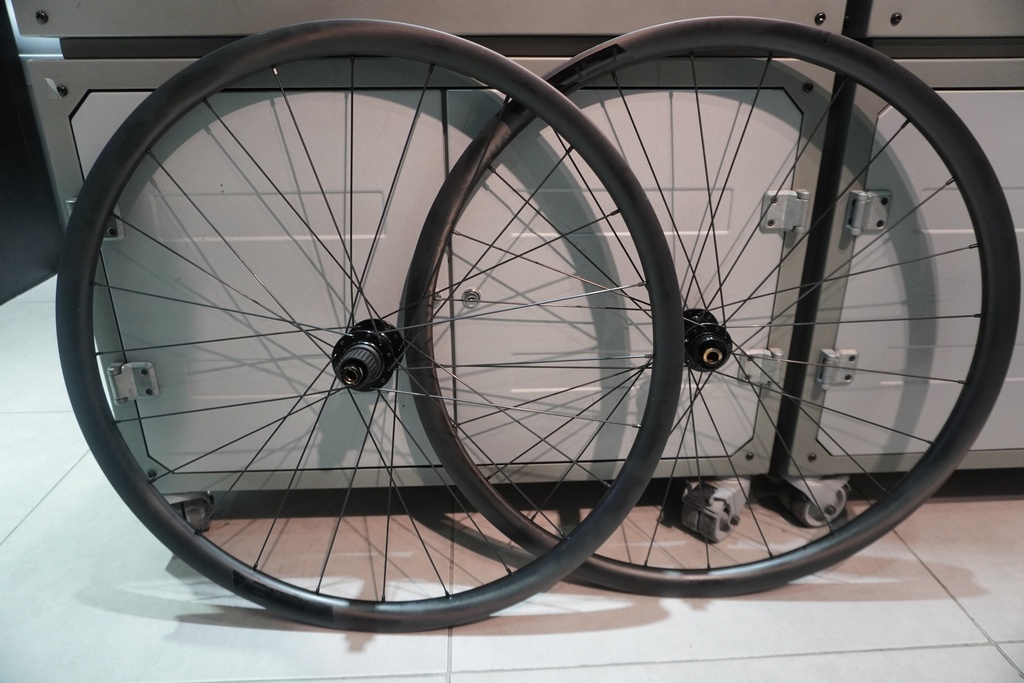 Paire de roues Novatec GRL carbone body Shimano Microspine