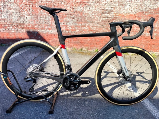 [99999596] Cipollini Bond Evo DB Carbon Silver Red Metal 105 Di2 + Alanera + 105 Di2 + C46 Taille M